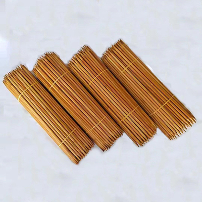 炭化されたタケ倍はハンドメイドの創造的なDIYヤーンのための編む針を指した