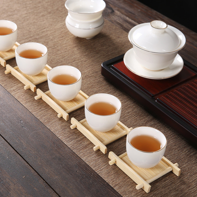 コーヒー皿のタケ木製のマットは飲み物のための自然なウィスキーのコースターに服を着せた