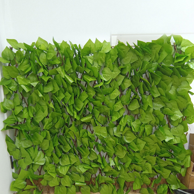 装飾的なプラスチック緑植物のマットのパネルの人工的な葉は屋外のために囲う