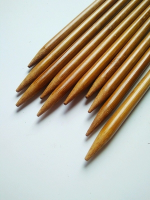 炭化されたタケ倍はハンドメイドの創造的なDIYヤーンのための編む針を指した