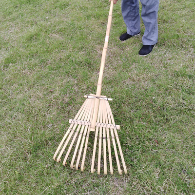 11本の尖叉145cmのタケ熊手のハンドメイドのさびない庭熊手のまぐわ